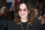 <b>Оззи Осборн</b>
<br><br>
Британский рок-музыкант Оззи Осборн объявил о своем диагнозе в 2020 году. Бывший фронтмен группы Black Sabbath обращался к лучшим врачам США и Европы, но болезнь прогрессировала и в начале 2023 года он объявил о прекращении гастрольной деятельности. В начале февраля 2025-го стало известно, что Осборн завершит свою музыкальную карьеру благотворительным концертом в родном Бирмингеме — 5 июля он <a href=